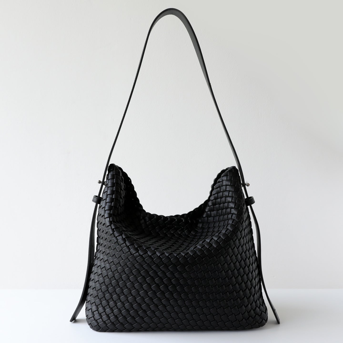 Large-Capacity Woven Bucket Shoulder Bag – Retro Commuter Underarm Bag